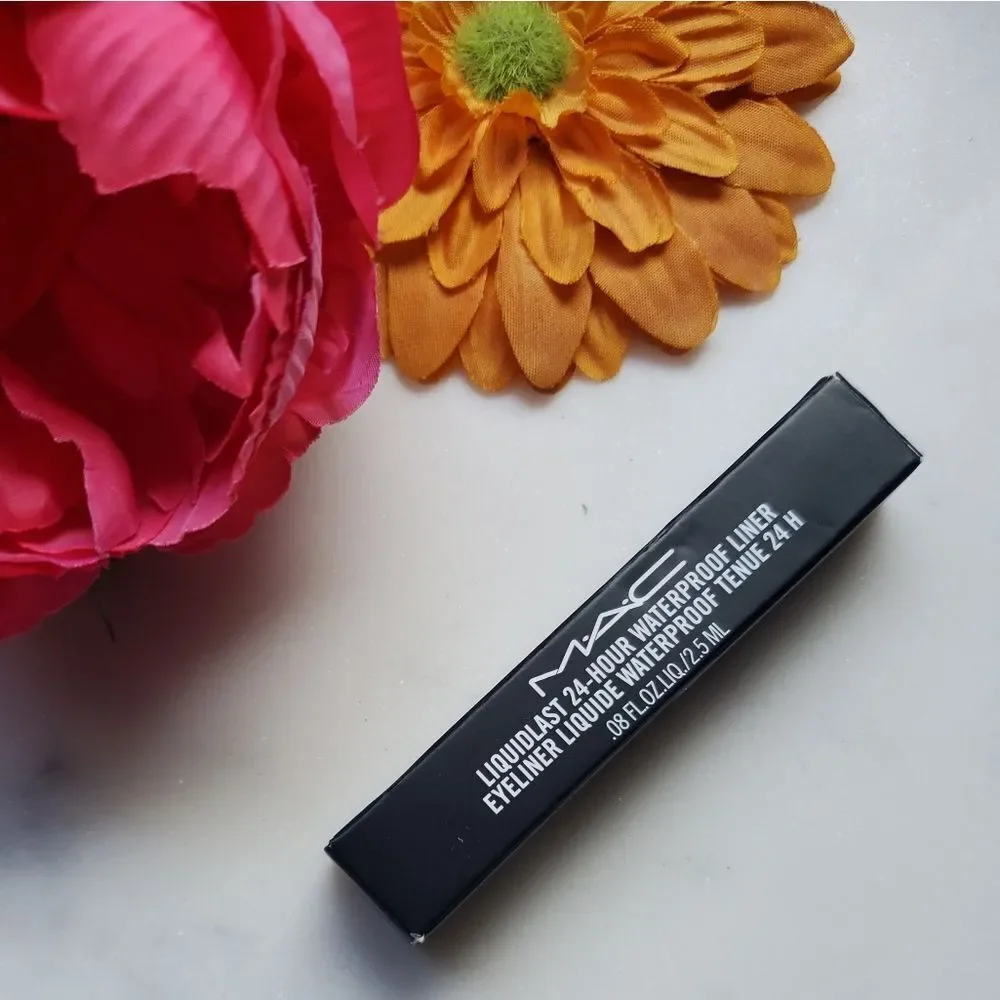 MAC Liquidlast Metallic Liner in Naked Bond